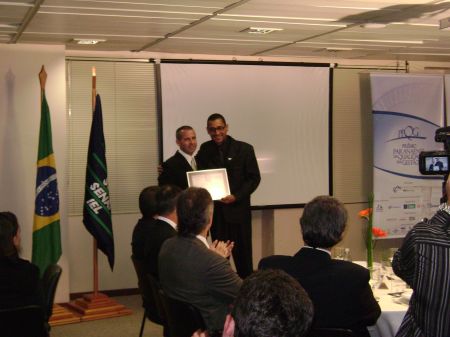 Rogério recebde do coordenador do IPQP Paraná Francisco o Prêmio 